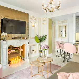 https://luxury-2-bedroom-apartment-eiffel-tower.fr-paris.fr
